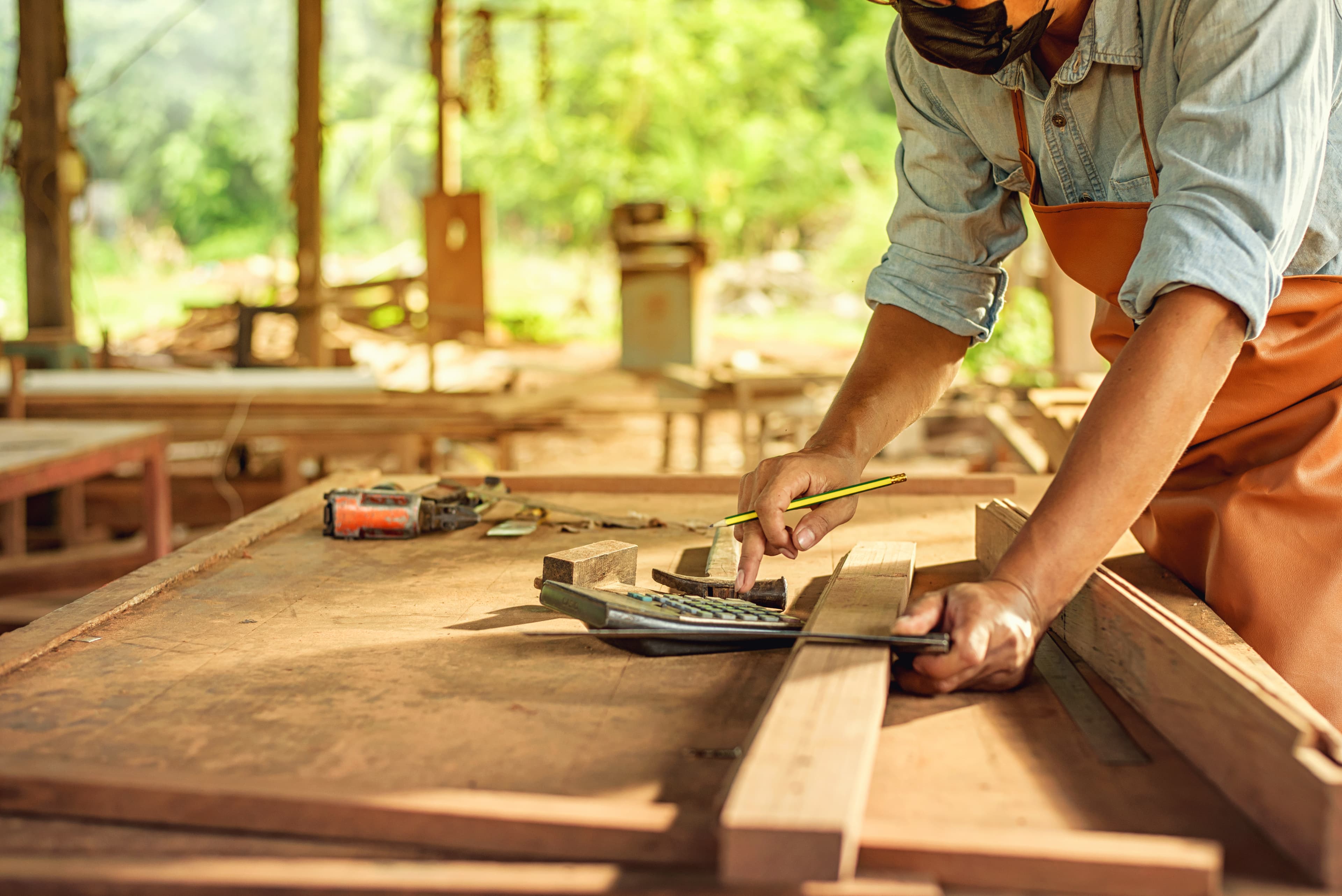 Midiendo una moldura de madera en el taller