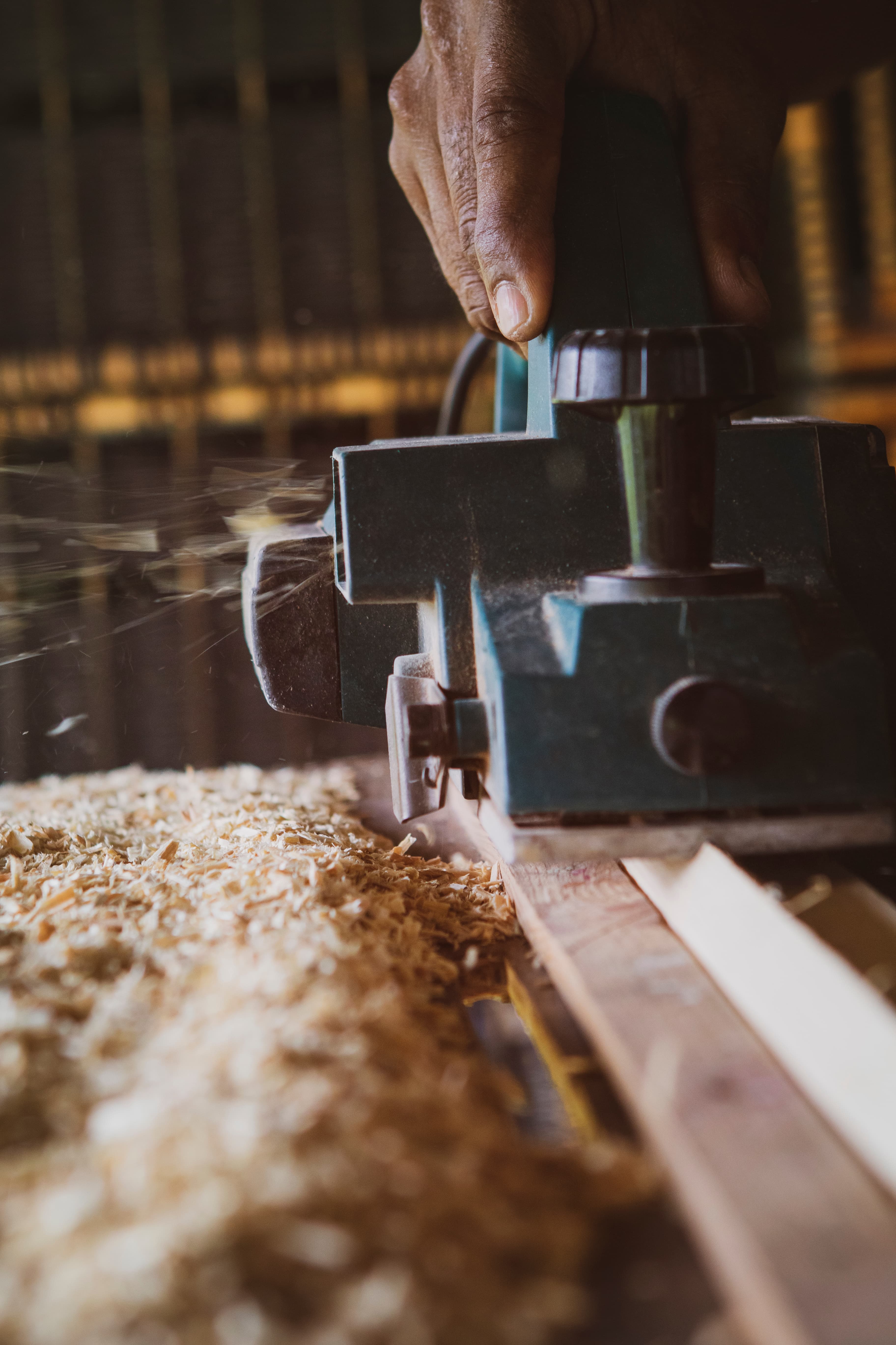 Artesano cepillando madera en el taller